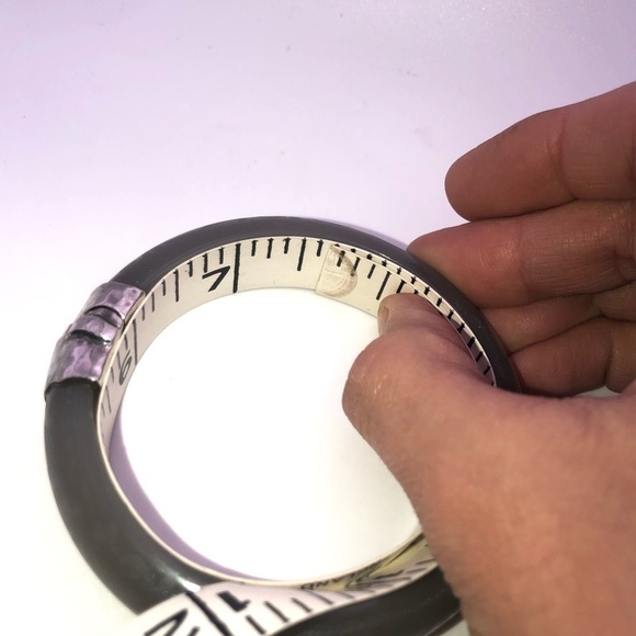 SILPADA Sterling Grey Resin Hinged Scrollwork Bangle 7.6” / 2.5” Diameter - Picture 12 of 13